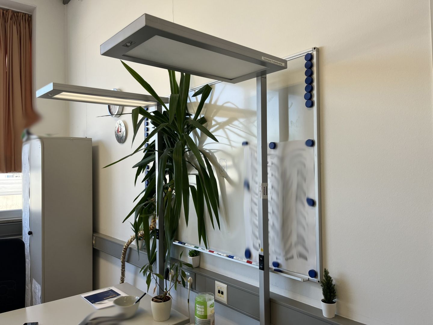 Schreibtische, Drehrollenstühle und weitere Büromöbel aus Betriebsschließung